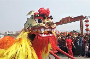 新春乡村舞狮子：如同杂技表演，高难度动作惊呆现场观众