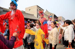 最牛民俗会，娃娃2岁踩高跷5岁舞狮子，哭着也坚持