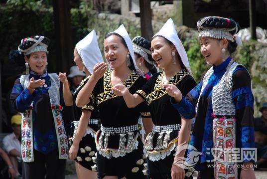 独具特色的春绿色哈尼族服饰