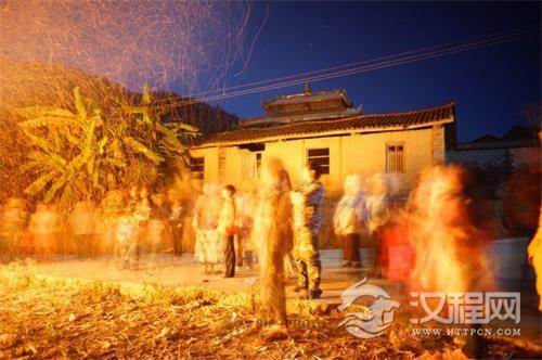 布朗族人的传统风俗节日——烧白柴