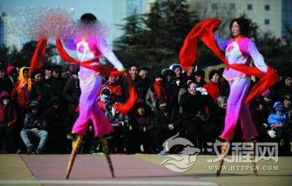 来自民间的“绝技”——踩高跷