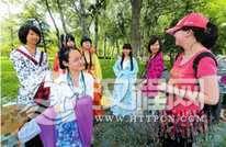 兰大附中汉服协会学生宣传中国古典服饰文化/图