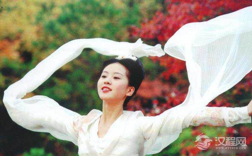 刘诗诗自创群舞演绎美艳狐仙