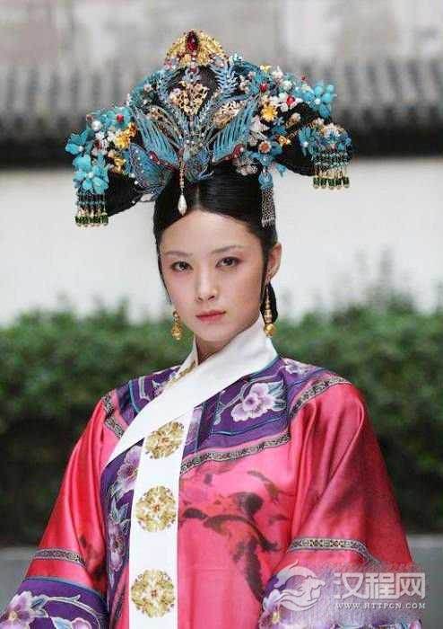 从《甄嬛传》服饰品古典美：荷塘春色寓少女情怀之华妃