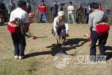 彝族人的“海马舞”