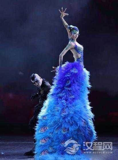 男子演绎传统孔雀舞