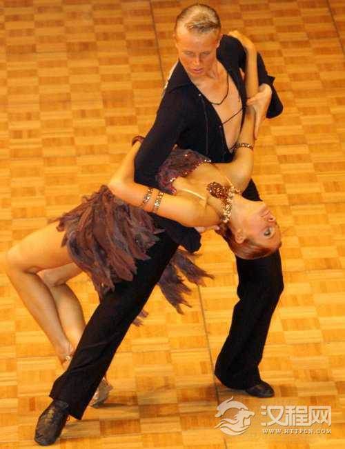 学国标舞时怎样用腰