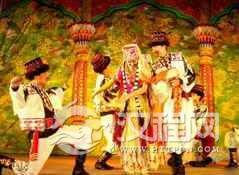 聚焦塔塔尔族别致的舞蹈服饰