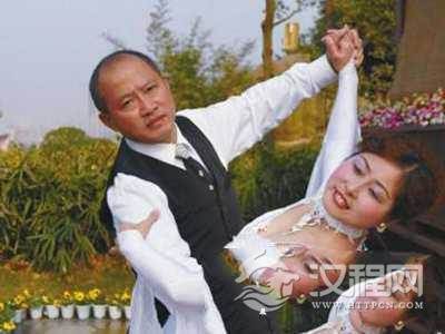 欢快新疆舞 71岁阿姨跳出幸福味道