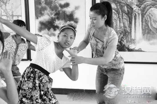 中学教师王晓爽免费教授小学生舞蹈