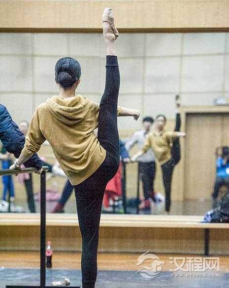 腿的基本功训练：压腿、踢腿、前腿、旁腿、后腿