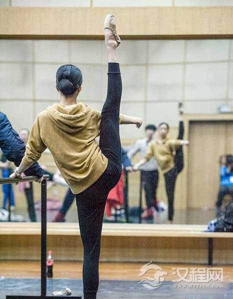 【技术技巧】问：怎么把腿的软度练开且不容易受伤？