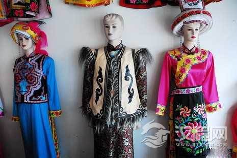 羌族色彩绚丽的服饰