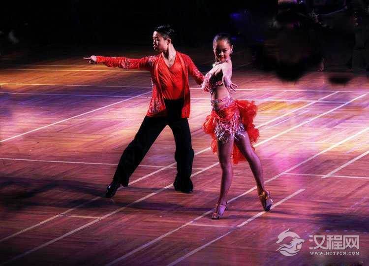 国标舞姿势要求