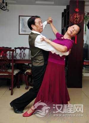 恩爱夫妻：体操队中青梅竹马 转行舞蹈形影不离