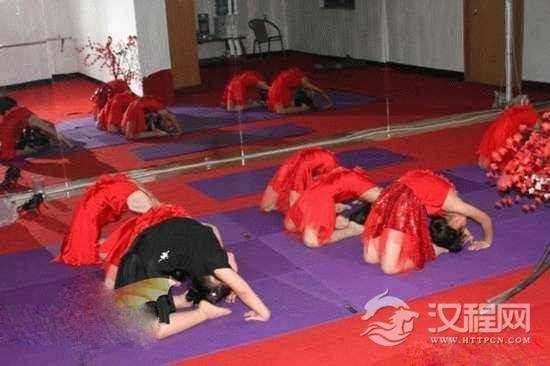 舞蹈训练的谬误—少儿过早训练软功的危害