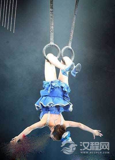 舞蹈训练的谬误—对孩子身体危害极大的“吊腿”