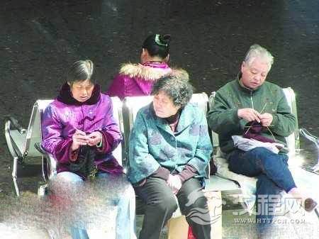 周末特长班陪学者多是老人 建议父母多陪孩子