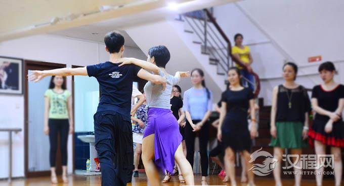 分析拉丁舞的旋转练习方法