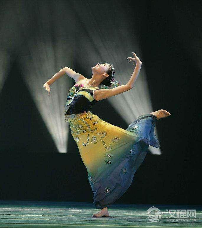 民族舞，刚柔交融，和谐并存