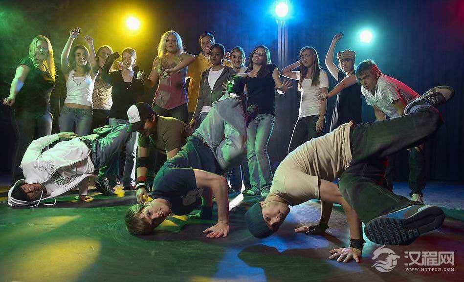 跳街舞的模特,领会街舞基本动作