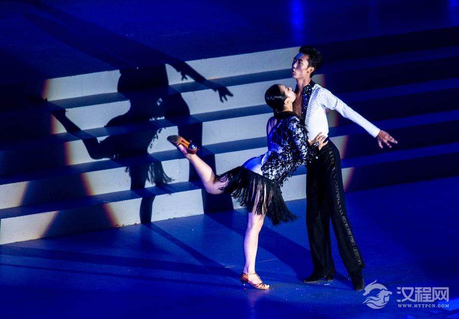 只要三招就能快速融入拉丁舞群