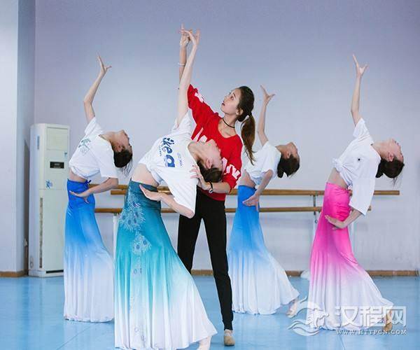 优雅爵士舞的基本舞姿