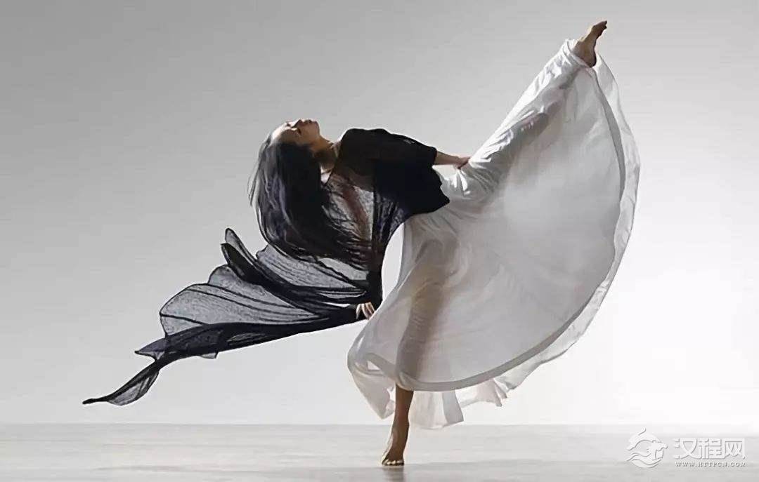 熟练的动作和手势是进行指挥的基本功