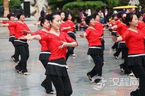 紧身衣显身材，却不适合做广场舞舞衣