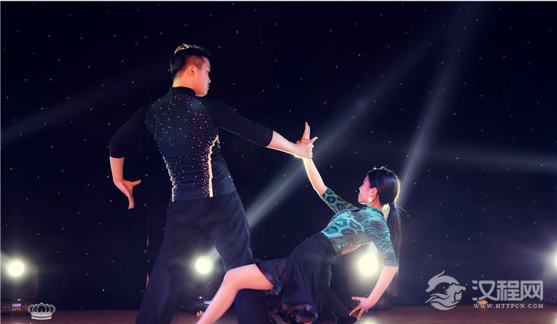 跳拉丁舞时手臂力量大僵硬不灵活怎么办