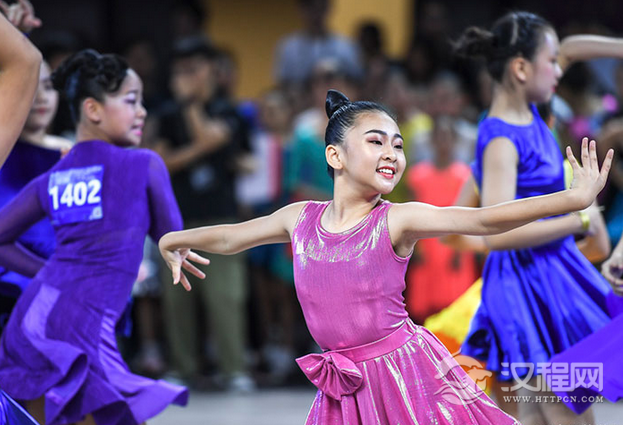 正确的拉丁舞柔韧素质的训练方法