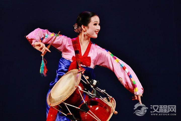 典雅飘逸的优美舞姿代表 长鼓舞