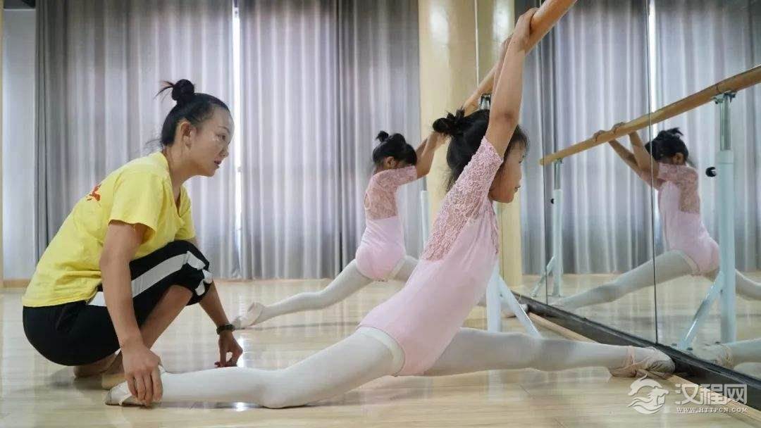 教你怎么样去正确练压腿训练方法