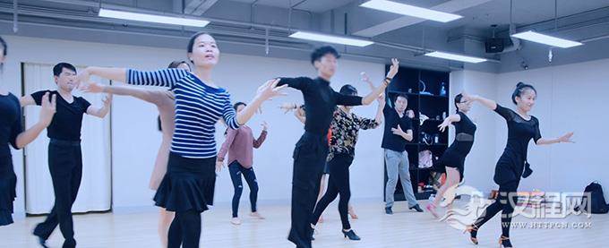 介绍拉丁舞身体动作