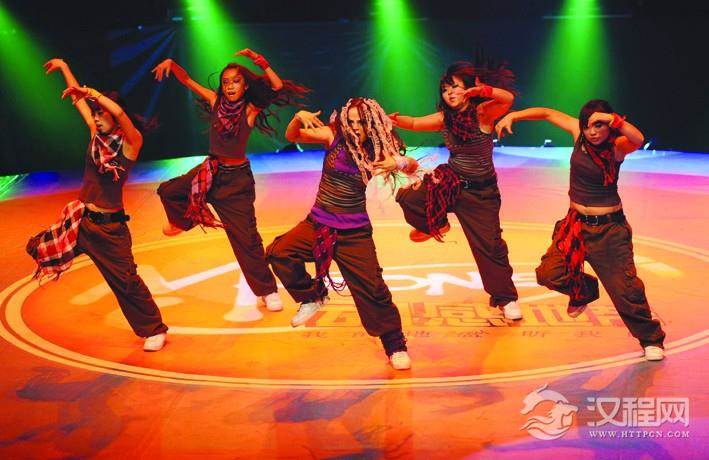 在技巧和力量方面要求较高的Breaking舞