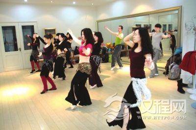 肚皮舞平衡双肩的方法