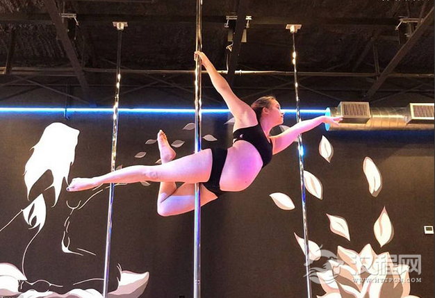 英国一位30岁怀孕的钢管舞老师坚持舞蹈训练