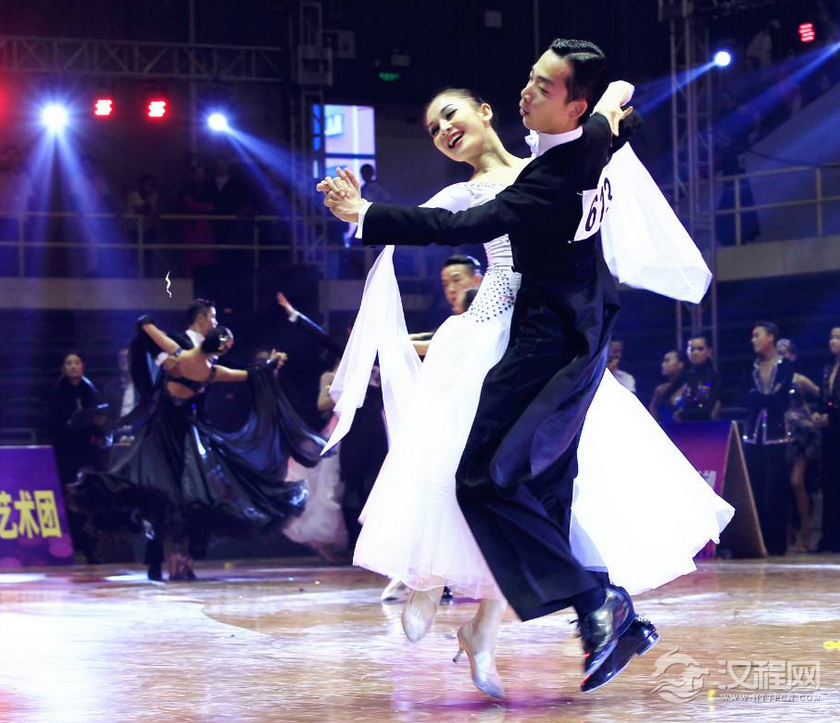 交谊舞当中容易犯的一些错误动作