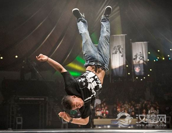 街舞入门教学:街舞的基本功空翻技巧