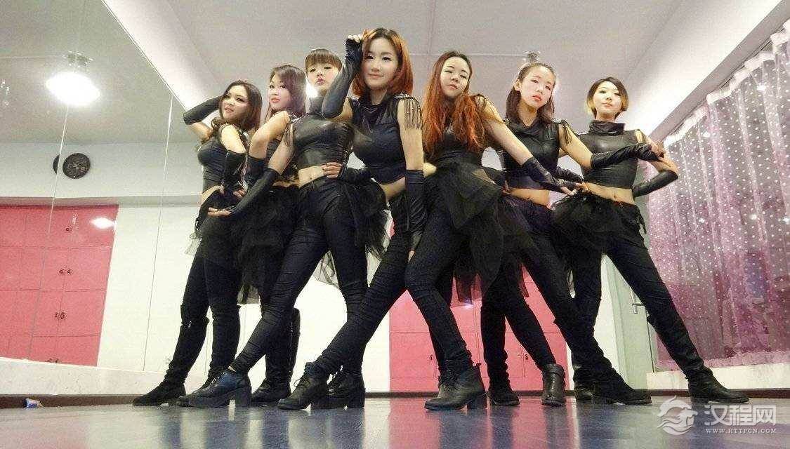 爵士舞的动作特点是什么