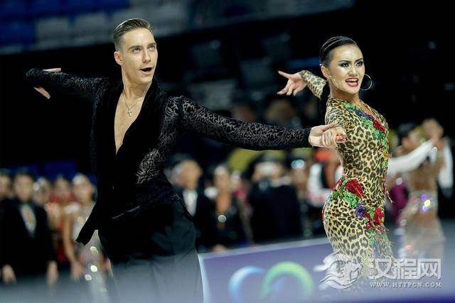 两个艺术修养相差悬殊的人是不能成为舞伴的