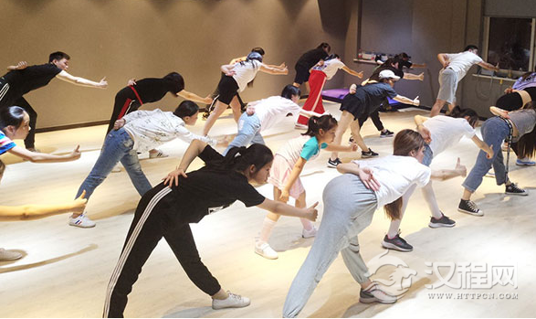 爵士舞开肩的训练方法