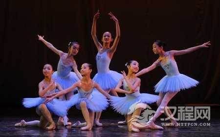 跳芭蕾舞的人脚美吗？