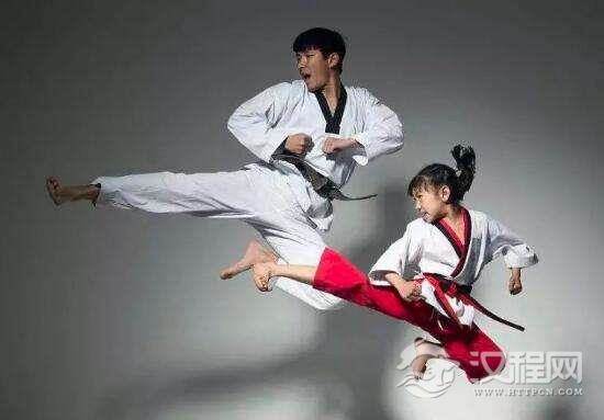 男生拉韧带的好处 男生拉韧带的方法图解