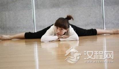 钢管舞零基础3种开横叉的练习方法