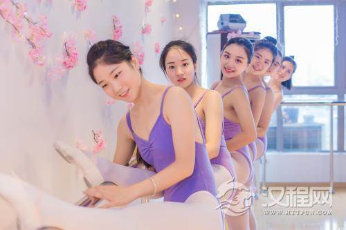 想成为一名舞者 那么就先从芭蕾基础训练开始吧