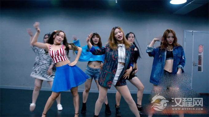 分析爵士舞的基础技巧