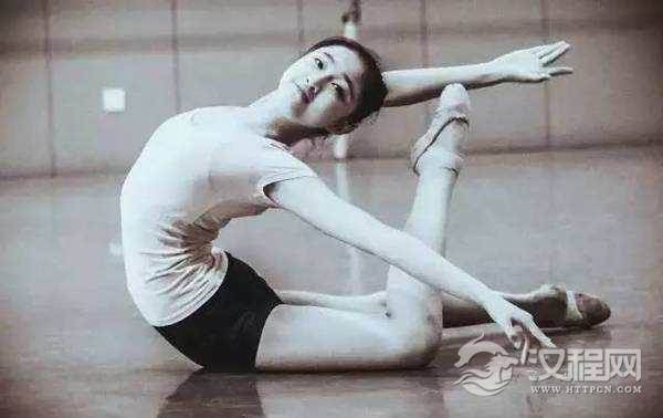 舞蹈初学者先别想跳舞 把基本功练好再说