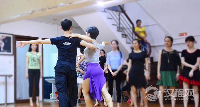 分析拉丁舞的动作基础