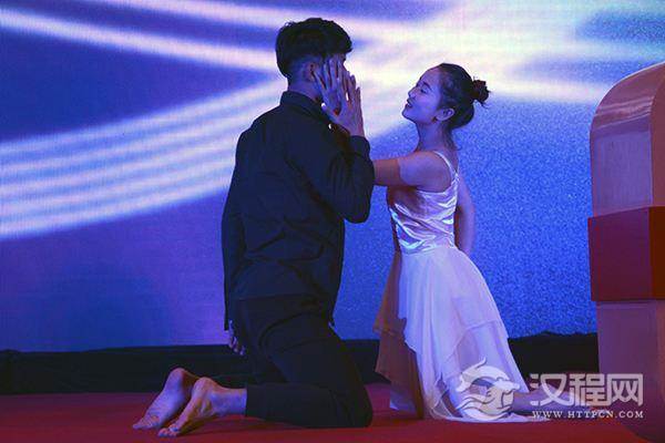 正确的引导学生表演双人爱情舞蹈